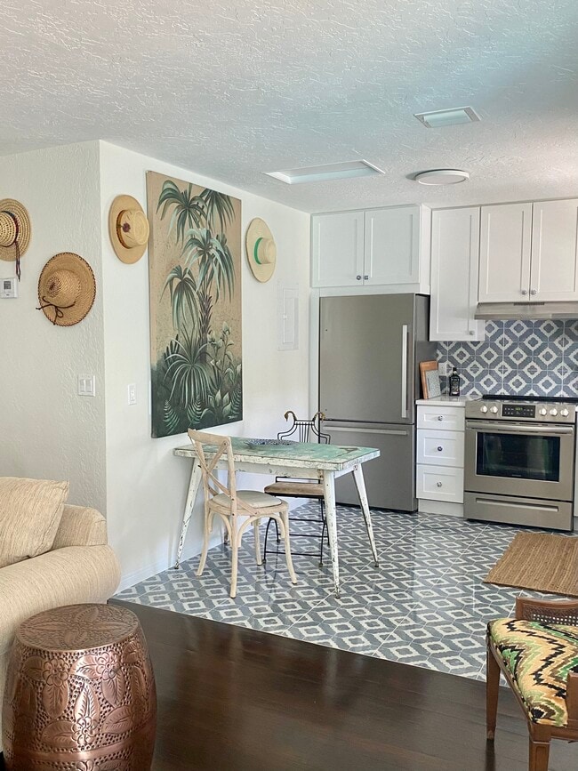 Eat-in Kitchen - 607 N L St