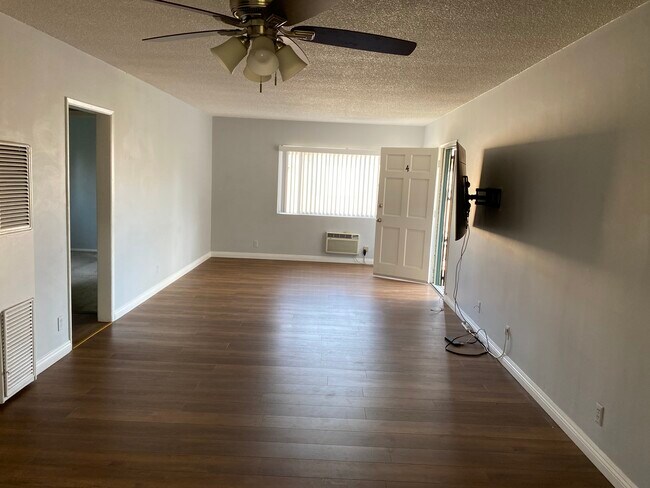 Foto del edificio - 7137 Bellaire Ave