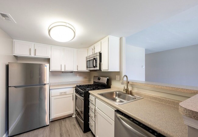 Kitchen-Classic (1BD,1BA 870SF) - Racquet Club Apartments and Townhomes