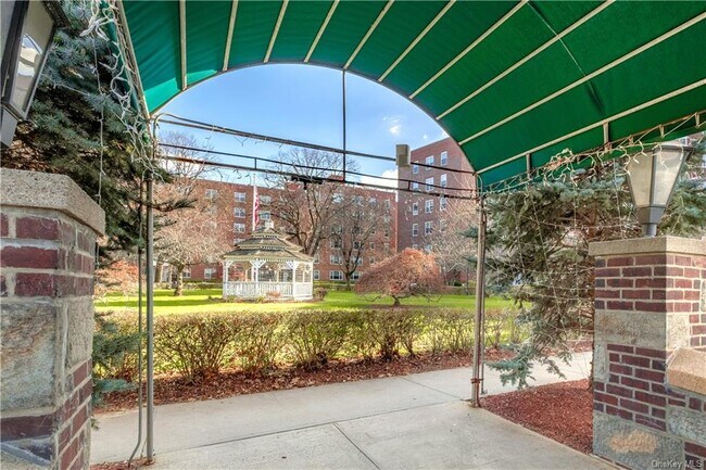 Foto del edificio - 230 Pelham Rd