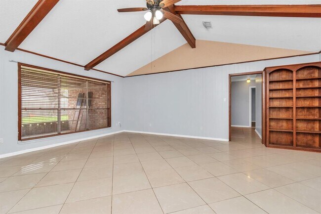 Building Photo - 800 Fairway Dr