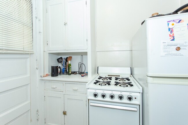 Foto del edificio - 3821 N Greenview Ave