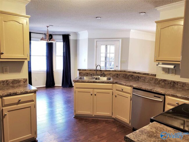 Building Photo - 1100 Leeward Dr SE