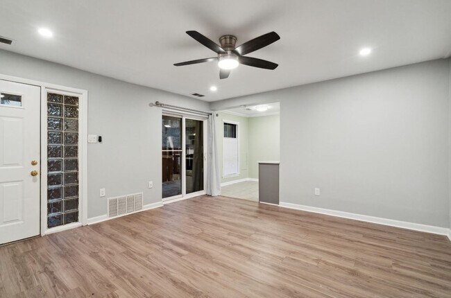 Foto del edificio - 3333 Comly Rd