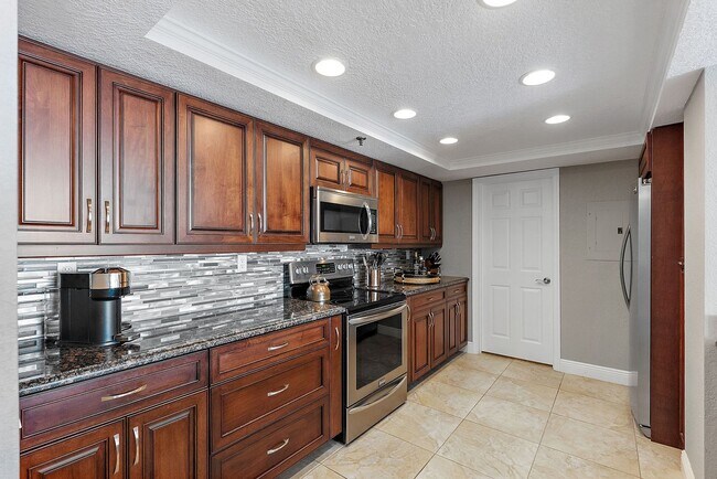 Building Photo - Spacious Waterfront 2/2 condo - Furn. or U...