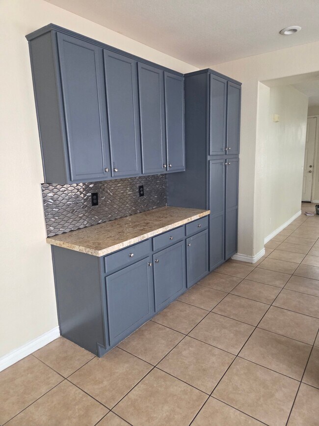 Building Photo - 5025 Cayman Beach St