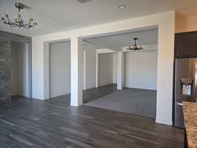 Foto del edificio - Five-bedroom CASITA home with a three-car ...