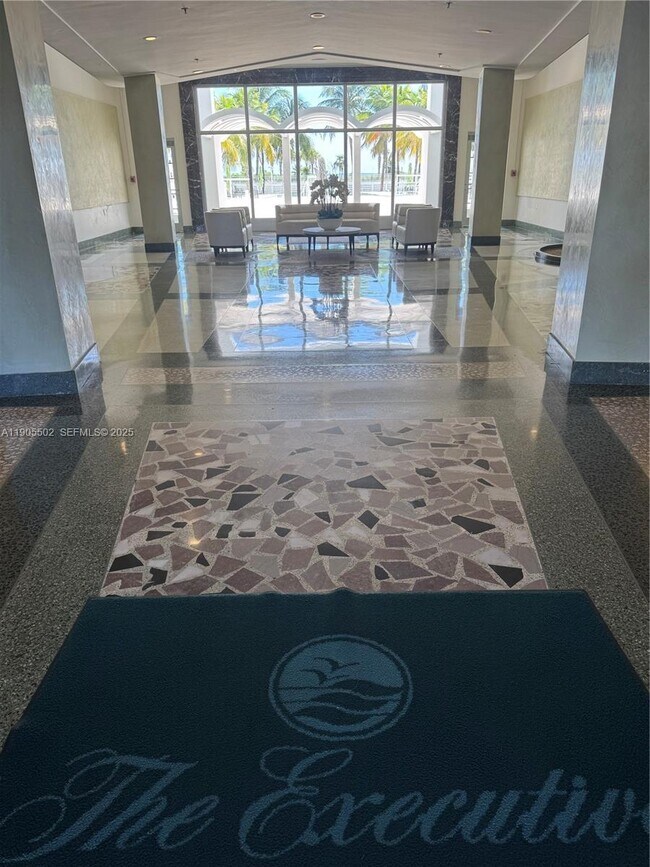 Foto del edificio - 4925 Collins Ave