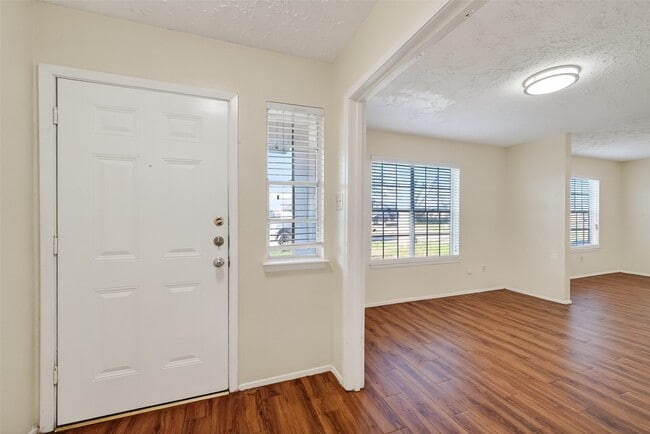 Building Photo - 15811 Pfeiffer Dr