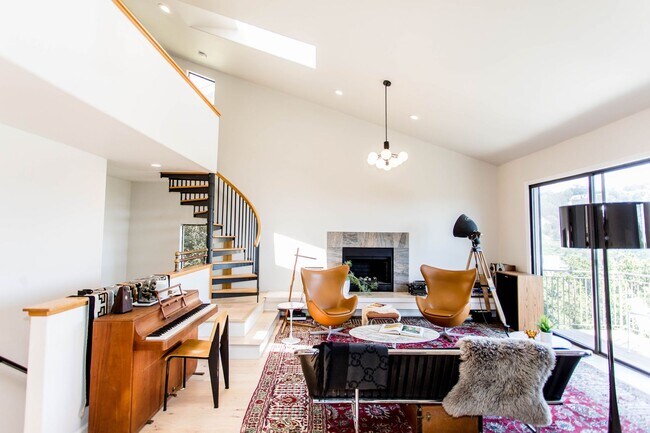 Foto del edificio - Fully Renovated Modern 4 Bedroom Home in R...