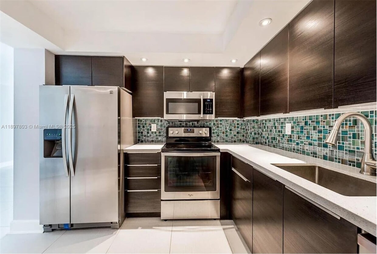 Foto principal - 18151 NE 31st Ct