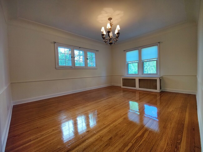Building Photo - 205 W Minnehaha Pky