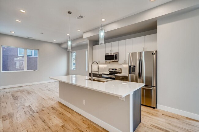 Building Photo - Evolve Real Estate: Gorgeous 4 Level End Unit  Available for Move-in on June 2nd!
