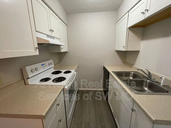 Building Photo - 900 S Crutcher Ave
