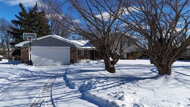 Building Photo - 2456 Glenboro Dr