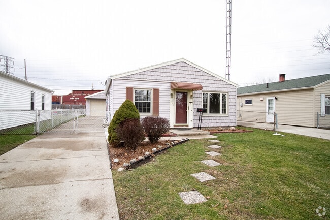 Building Photo - 731 Reineck Dr