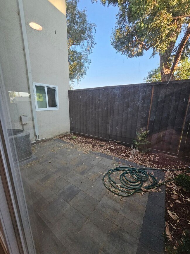 Foto del edificio - Gorgeous PRIVATE GATED COMMUNITY 3 Bed/2.5 Bath Townhome in Terrace Hills - San Jose