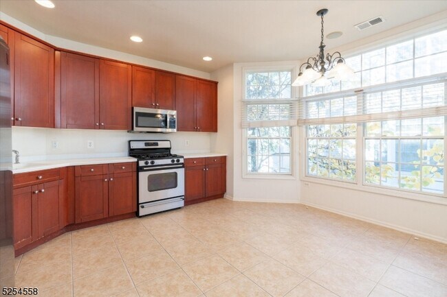 Foto del edificio - 315 Regal Blvd