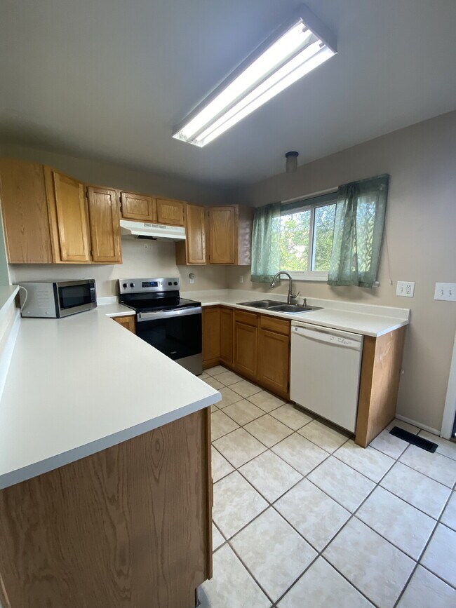 Building Photo - 3 bedroom townhouse - Plumtree