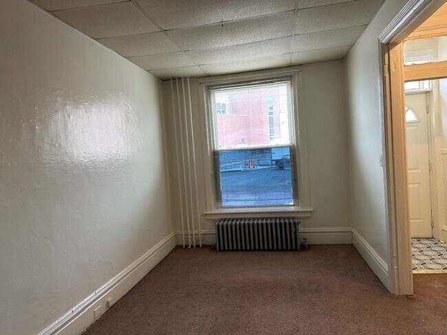 Building Photo - 4 Bedroom 2 Bathroom Row Home For Rent In ...