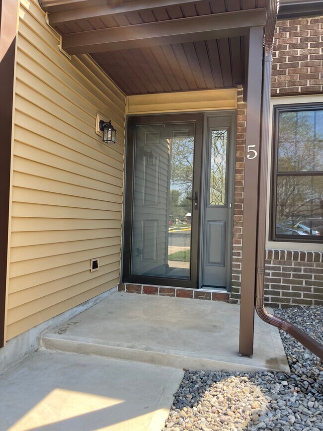 Front entry - 5 Francis Ct