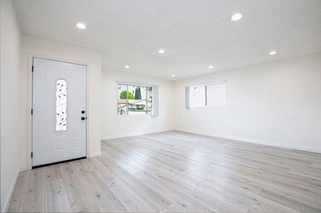 Foto del edificio - 10431 Hayvenhurst Ave