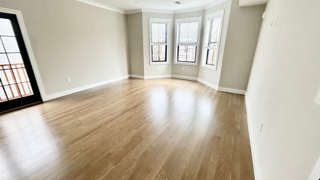 Building Photo - 283 Lamartine St