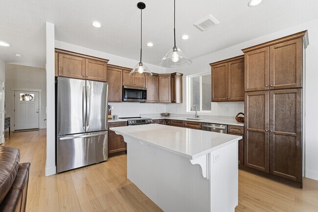 Building Photo - 682 Benedict Dr