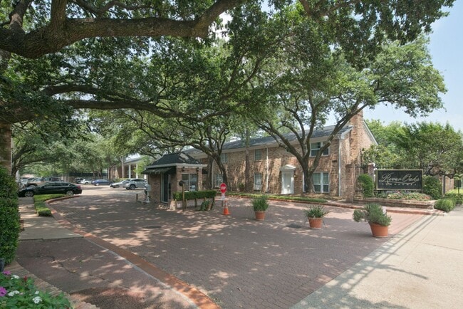 Building Photo - Condo Available for Rent!