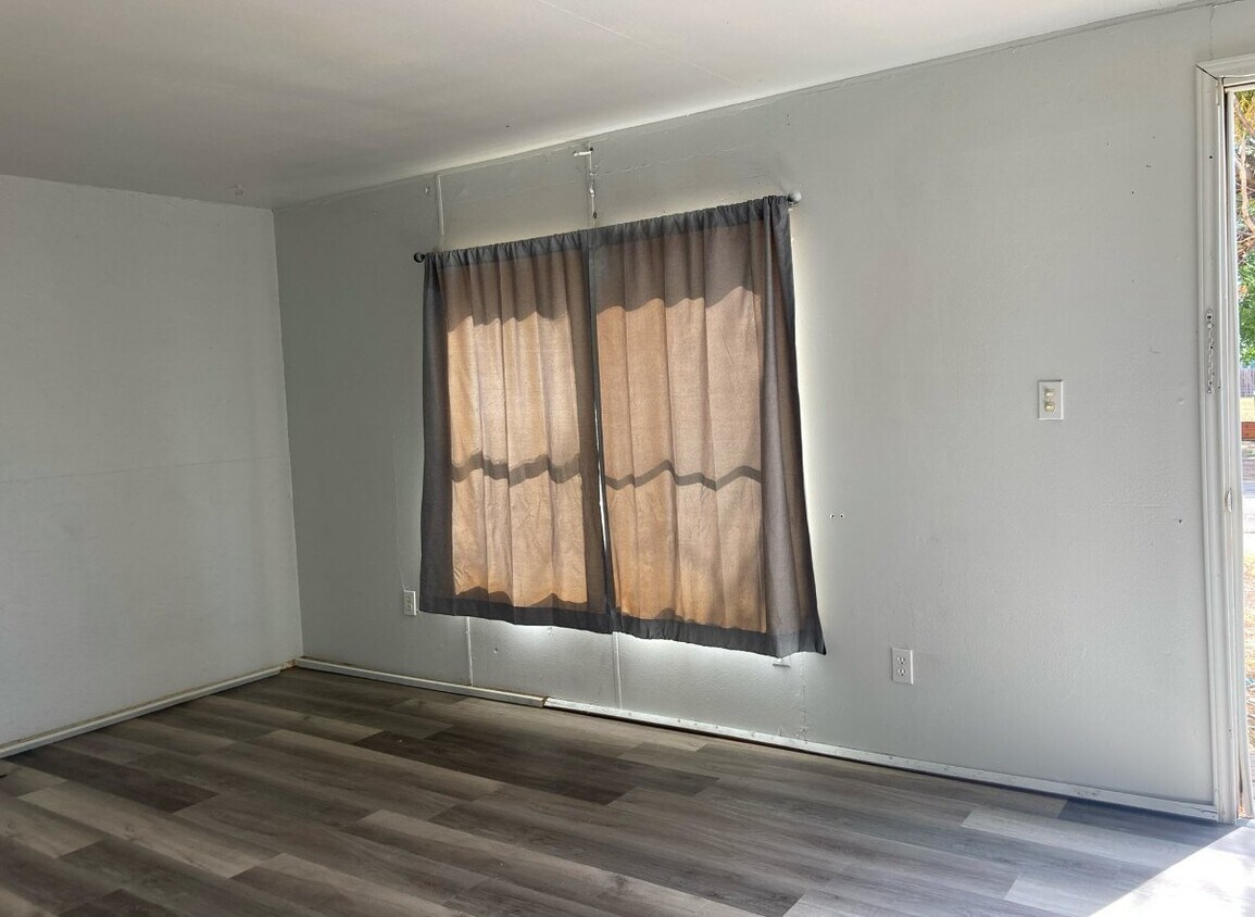 Building Photo - 512 Oriole Dr