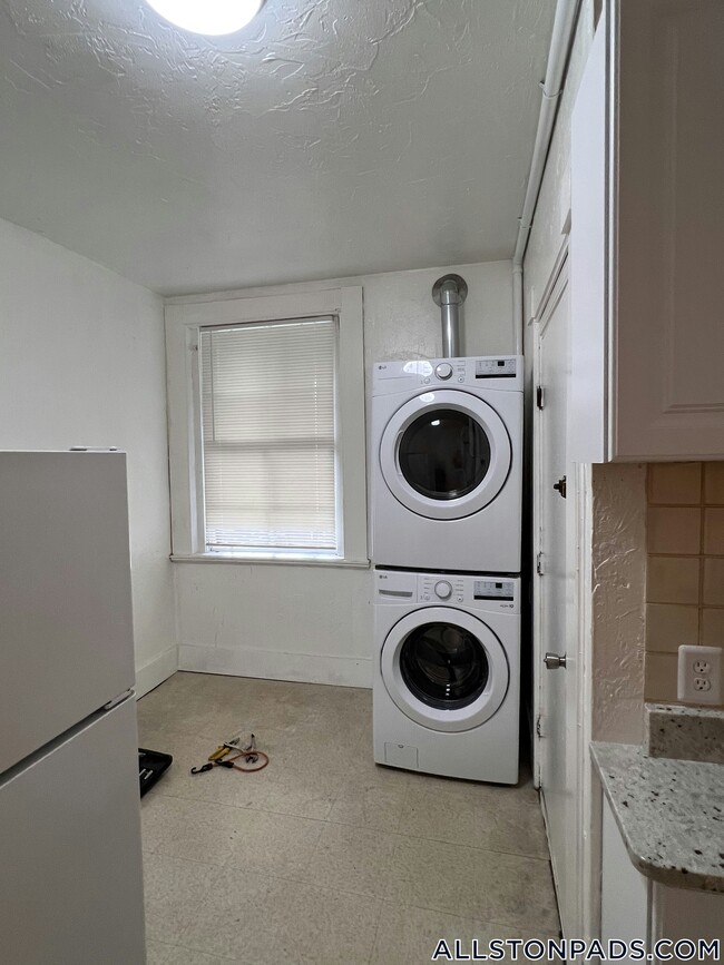 Building Photo - 4 Adella Pl