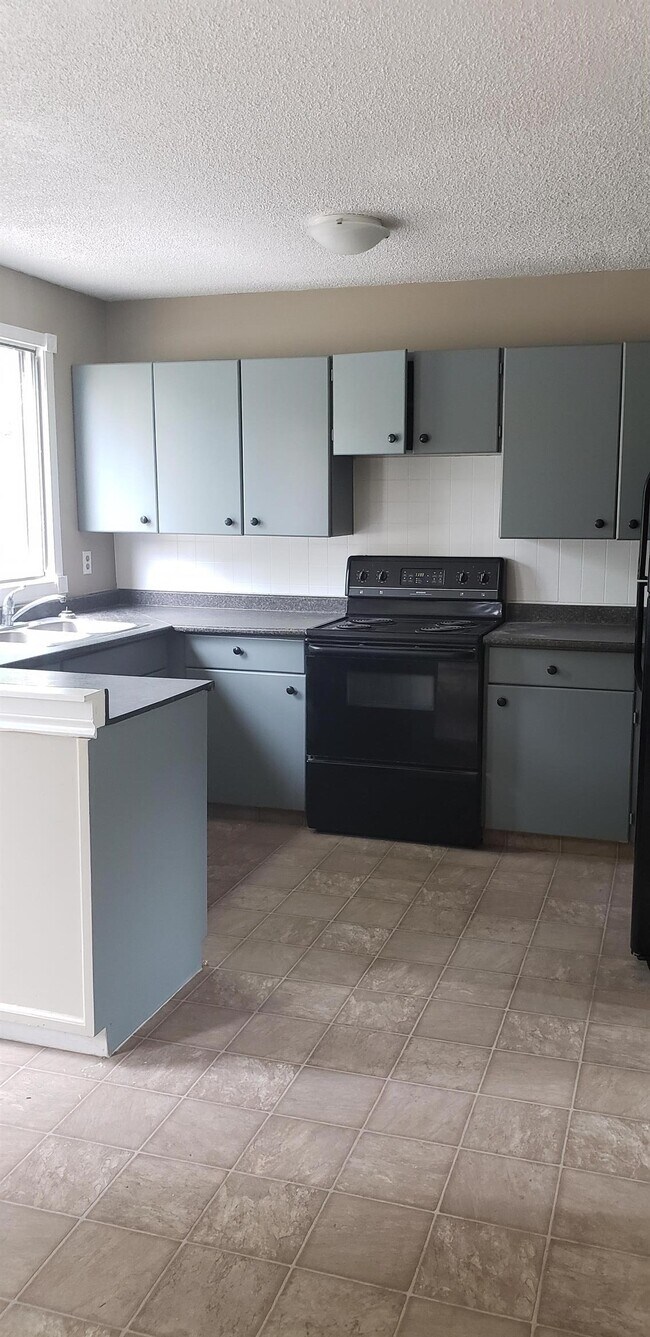 Photo du bâtiment - 3 Bed 1.5 Bath Unit in Calgary, AB