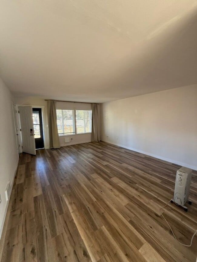 Building Photo - Updated duplex on quiet street.  Large yard, all appliances.