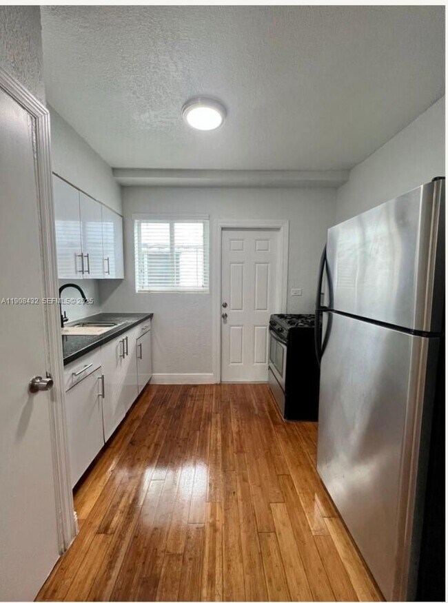 Foto del edificio - 7315 Carlyle Ave