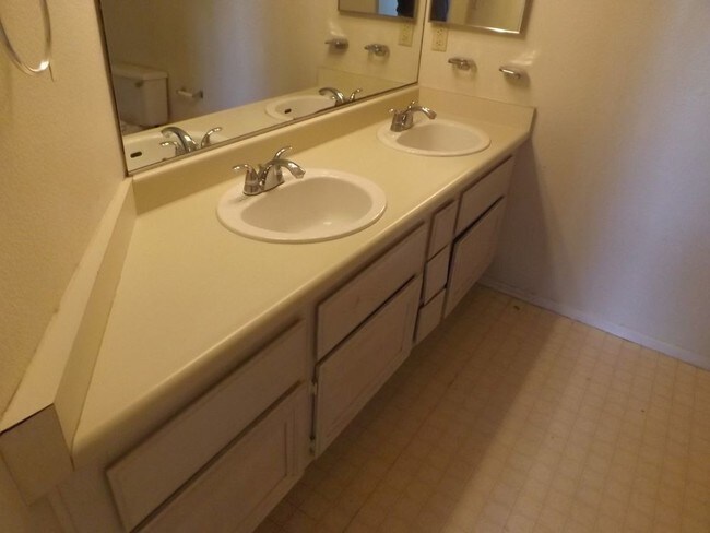 Foto del edificio - 820 N Sloan Ln