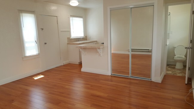 Building Photo - 1114-1116 1/2 Tamarind Ave
