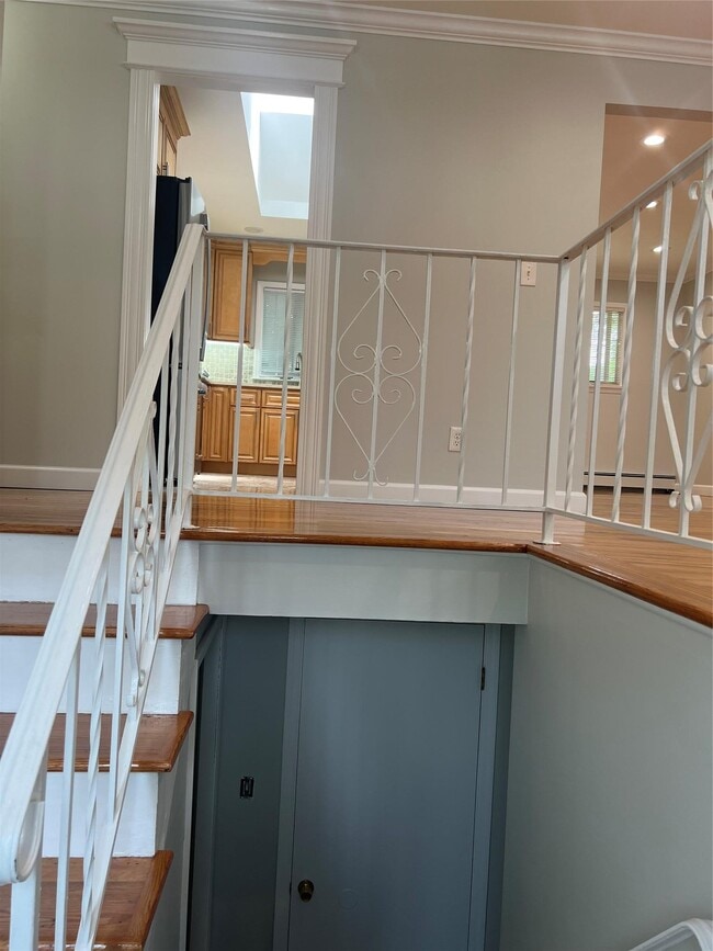 Building Photo - 8 Anchor Ct