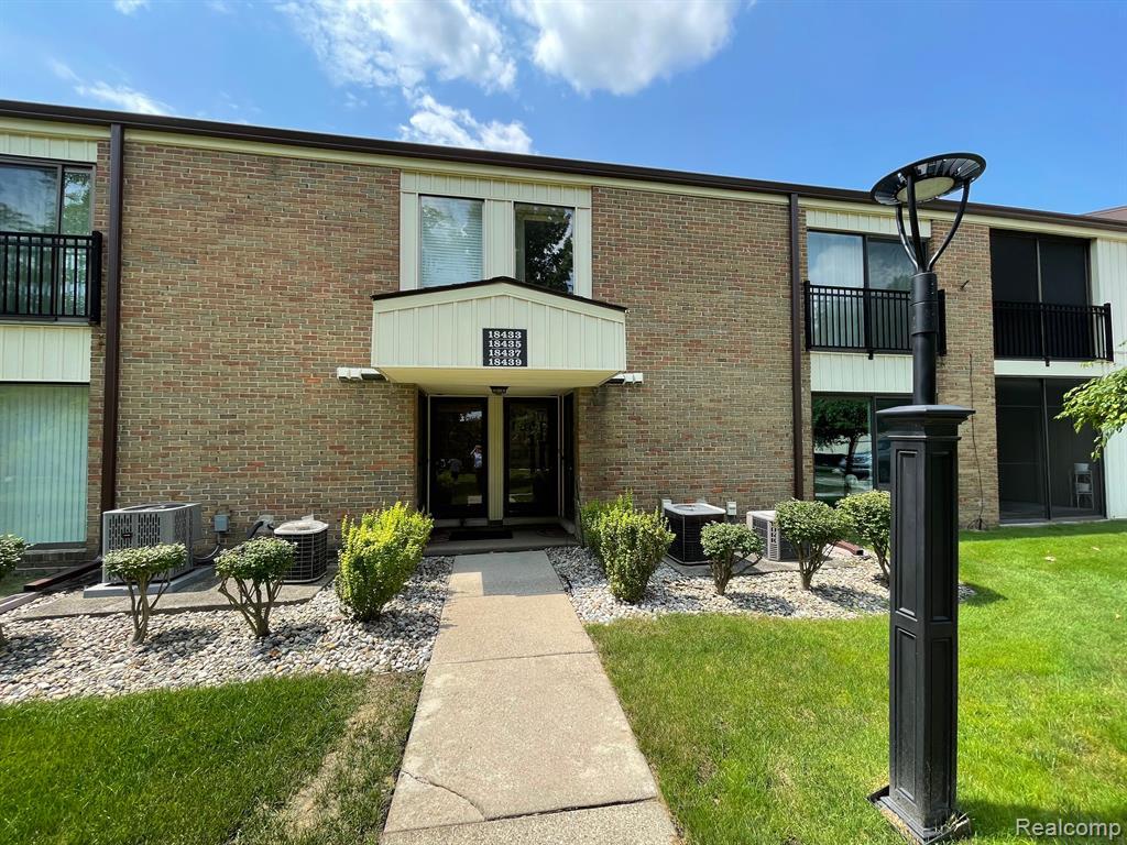 18437 University Park Dr, Livonia, MI 48152 Condo for Rent in Livonia