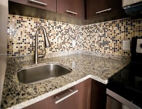 Building Photo - 500 SW 9th Ave