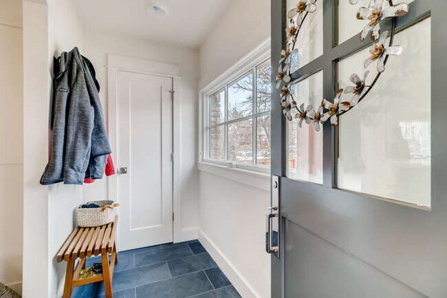 Building Photo - Stunning 3 bed/2 bath home in Highly Desir...