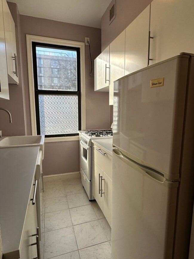 Building Photo - Foggy Bottom One Bedroom, All Utilties Inc...