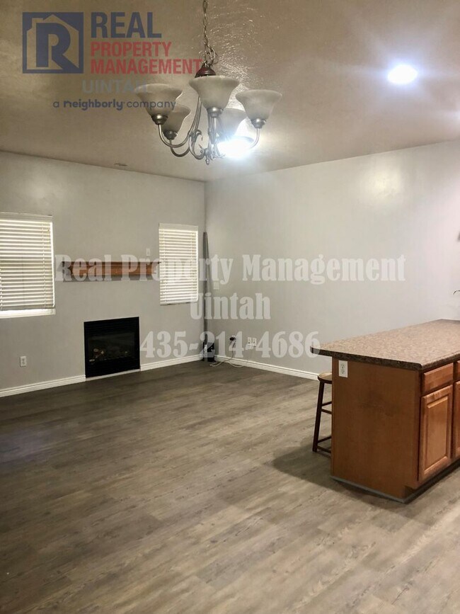 Foto del edificio - 3 Bed 2.5 Bath Townhome in Split Mountain.