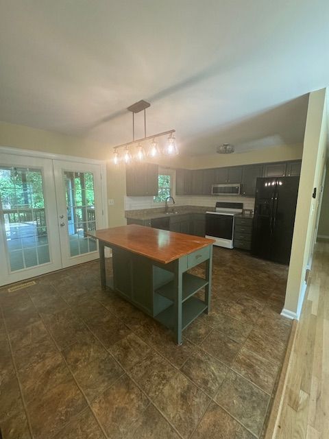Foto del edificio - 704 Candle Ridge Ct