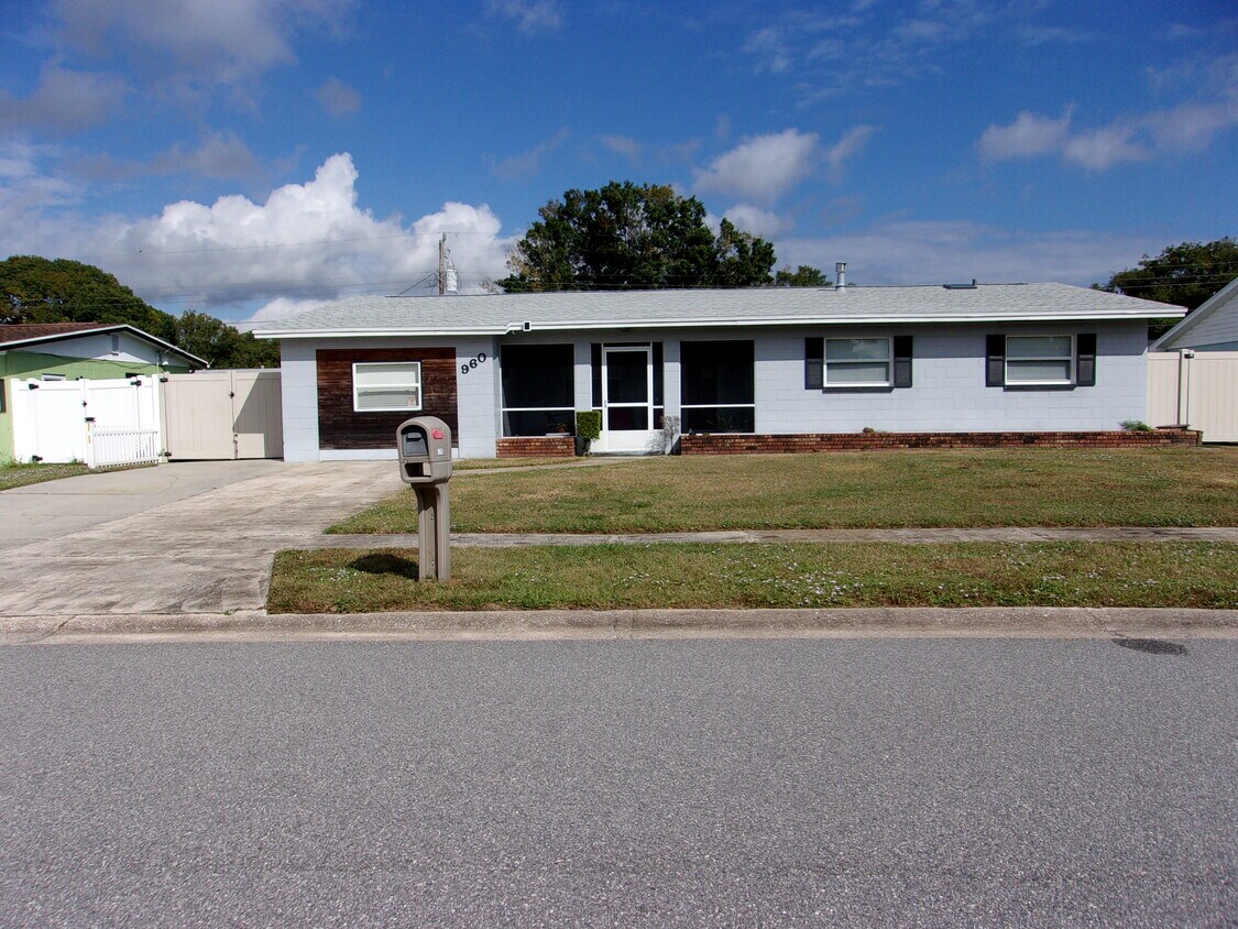 Front - 960 Grant Rd