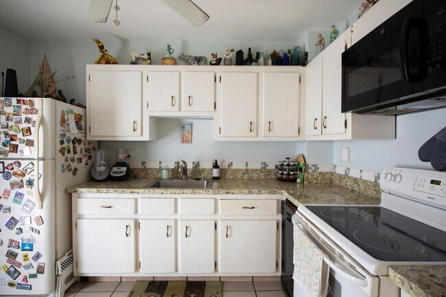 Foto del edificio - 3 Bedroom 2 Bathroom unfurnished  "C" Buil...