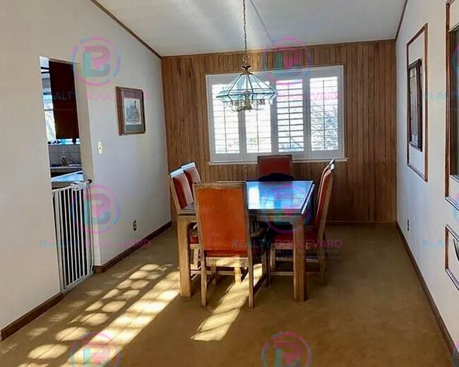 Building Photo - Spacious 4-bedroom, 3-bath home located in...