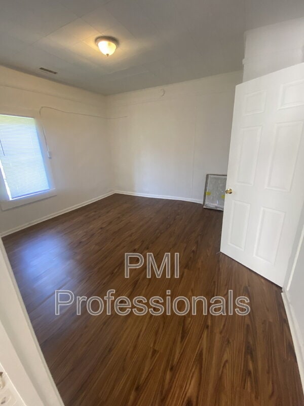 Building Photo - 713 SE Atlantic St