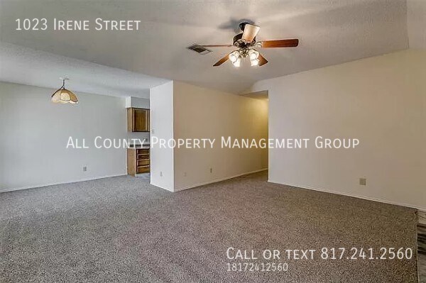 Foto del edificio - Available Now- Thoughtfully Updated Duplex...