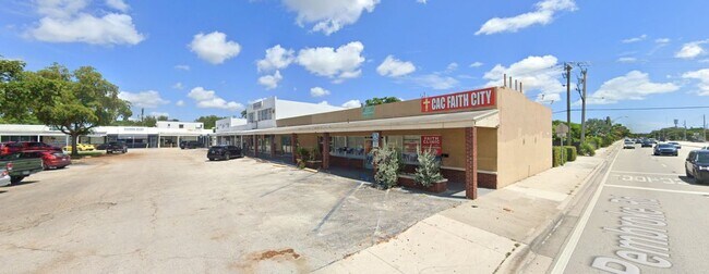 Foto del edificio - 7151 Pembroke Rd