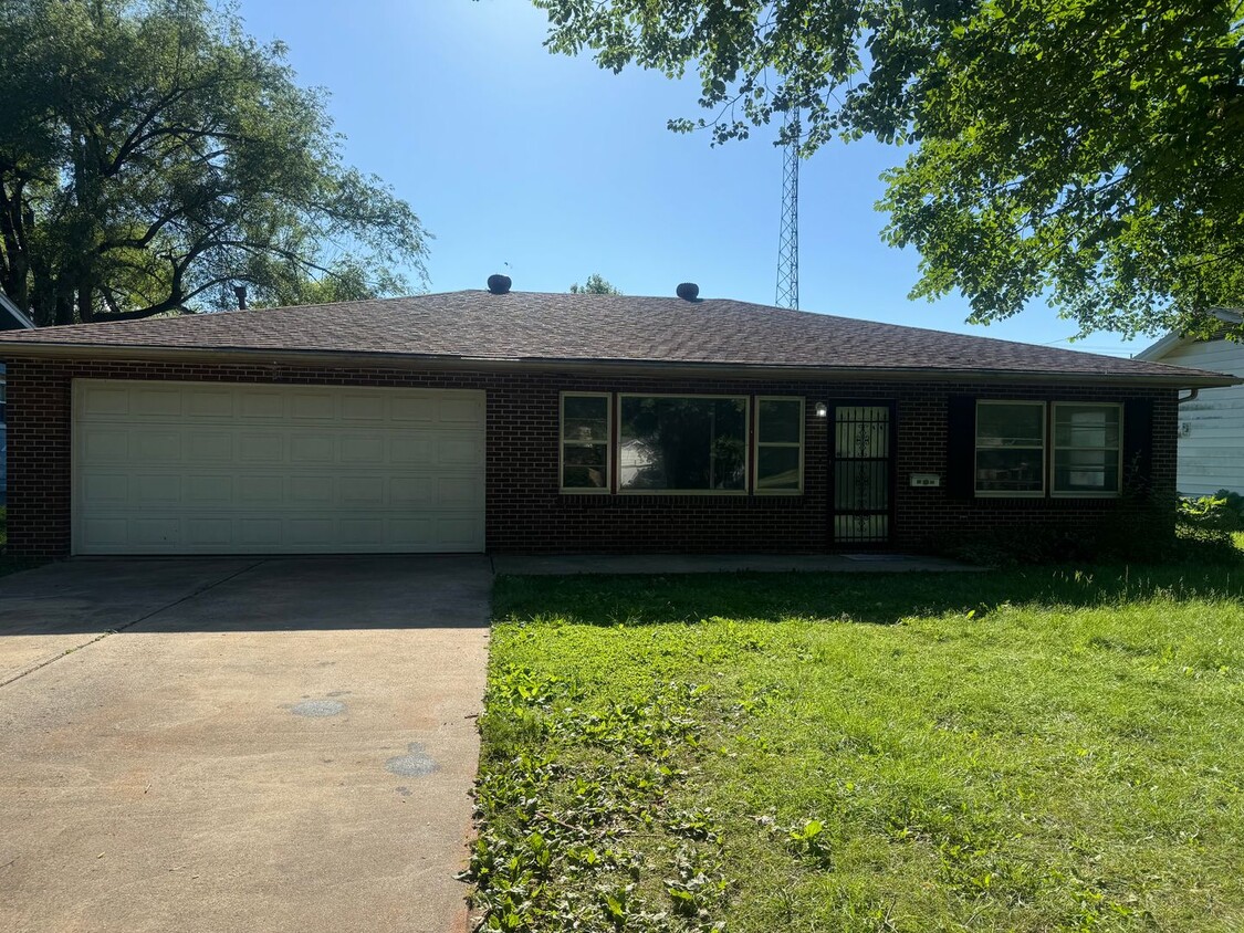 Primary Photo - 3 bedroom 1 full bath with a 2 car garage